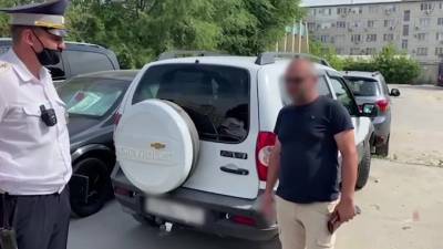 Волгоградский водитель "тестировал" внедорожник на Центральной набережной