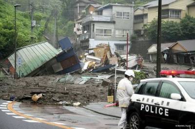 В Японии спасатели не могут найти 113 человек, пропавших после схода оползня