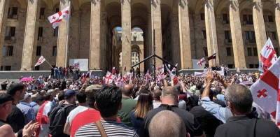 Гей-парад обернулся побоищем: В Тбилиси срывают флаги ЕС
