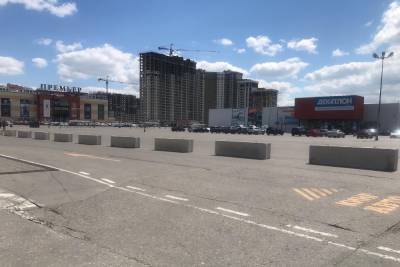 В Рязани на парковке ТЦ «Декатлон» установили ограждение от дрифтеров
