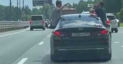 Мужчины с водкой высунулись из авто на ходу и рассмешили московского водителя