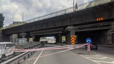 В Киеве обвалился мост: движение заблокировано