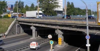 В Киеве "устал" еще один мост, кусок бетона рухнул прямо на авто