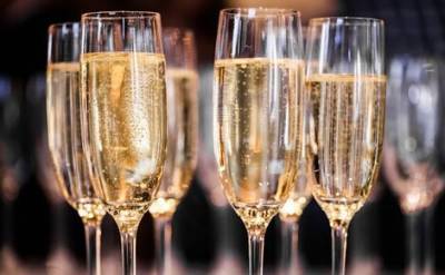 Французские производители критикуют новый российский закон, требующий иностранное шампанское называть игристым вином