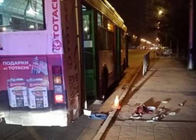 Женщина в Новосибирске выпала из резко тронувшегося троллейбуса и умерла в больнице
