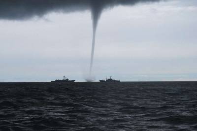 По Черному морю пронесся огромный торнадо – в Сети показали видео