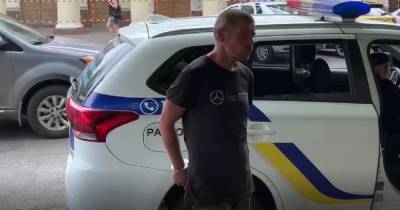 Мужчина "по приказу голосов" разбил окна в мэрии Николаева (ВИДЕО)