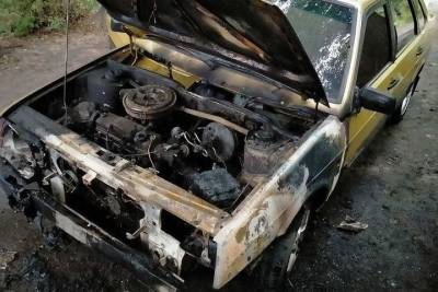 В Ряжске Рязанской области у здания школы сгорел автомобиль