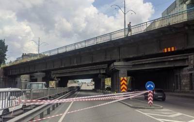 В Киеве осыпались куски бетона с Берестейского путепровода