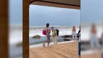 На пляжах в Сочи из-за сильных ливней запретили купаться