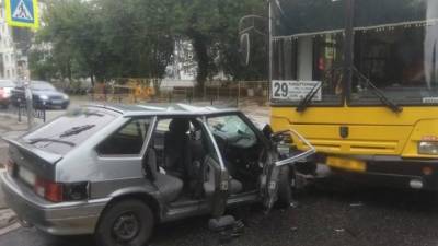 В Ижевске 17-летний водитель без прав врезался в пассажирский автобус
