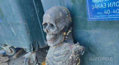 На Заовражной улице в Чебоксарах кто-то оставил скелет рядом с мусоркой