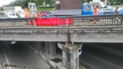 В Киеве часть конструкции "подуставшего" моста возле метро "Берестейская" рухнула на авто