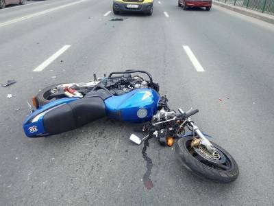 В Смоленской области 14-летний мотоциклист с пассажиром врезались в трактор