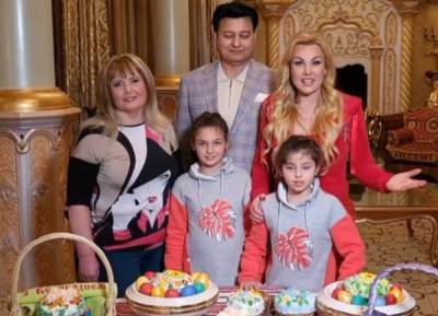 Самая богатая певица Украины показала, как соревнуются ее дочери-близняшки: "Все в мамулю"
