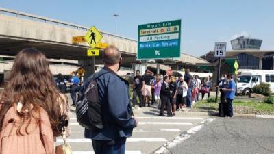 «Босиком вышли на улицу» — очевидцы сообщают от стрельбе в аэропорту США