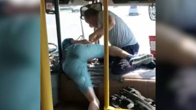 Ударил без повода: в Томске между водителем и пассажиром автобуса произошла драка