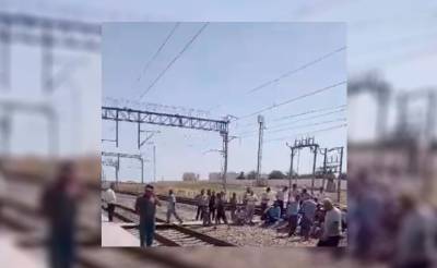 Девять человек, перекрывших железную дорогу из-за проблем с электричеством, отправили на 15 суток за решетку