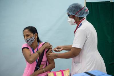 Тысячи человек в Индии получили поддельную вакцину
