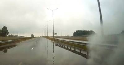 В Светлогорске новую дорогу затопило через неделю после открытия (видео)