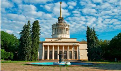 Киевляне требуют запретить строительство президентского университета.