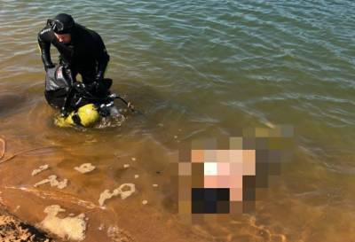 В Ломоносовском районе из воды достали тело молодого человека