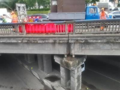 В Киеве обвалилась часть Берестейского моста, кусок бетона упал на грузовик - gordonua.com - Украина - Киев