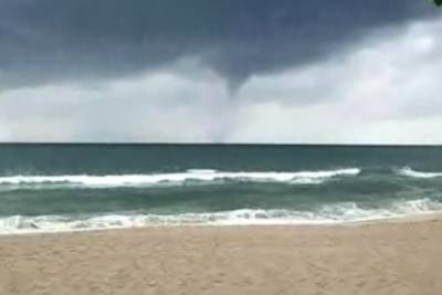 Огромный торнадо в Черном море вызвал панику у туристов