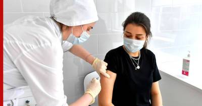 О рисках испытания вакцин на подростках рассказали в Минздраве