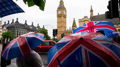 В Великобритании снимают ограничения на ношение масок и соцдистанцию