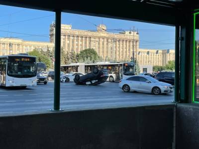 На юге Петербурга перевернутый автомобиль спровоцировал пробку