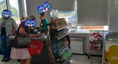 "Ты крыса и стукачка": ярославцы набросились на покупателя, призывающего носить маски