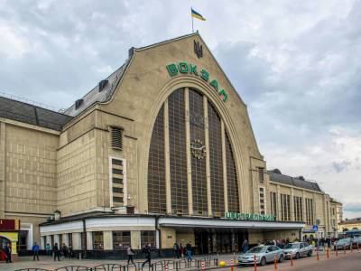 В Киеве сообщили о минировании двух железнодорожных вокзалов, посадка пассажиров осуществляется через переходы