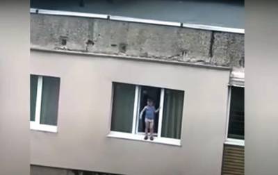 В Мариуполе ребенок стоял на подоконнике 9 этажа