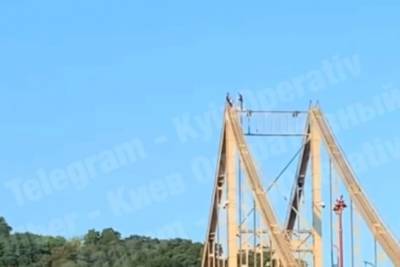 Катался на вершине моста: в Киеве на видео сняли экстремала