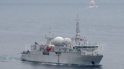 Российские военные следят за французским кораблем-разведчиком