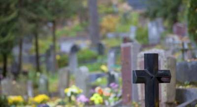 В Киеве на кладбище мужчину убили ритуальным крестом