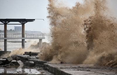 Шторм в Сочи повредил около 30 пляжей