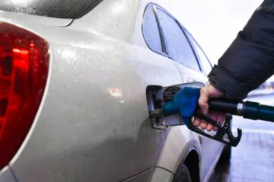 Подорожал почти на гривню: в Украине цены на бензин рванули вверх