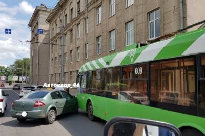 В Курске на улице Кавказской легковушка протаранила троллейбус