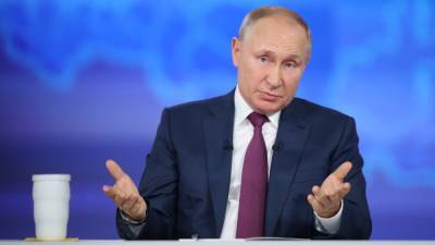 Путин подписал закон о блокировке порочащей честь информации