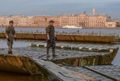 Военные увезли из Петербурга «остатки» праздника «Алые паруса»