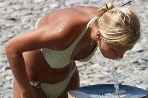 Сколько нужно выпивать воды при тридцатиградусной жаре