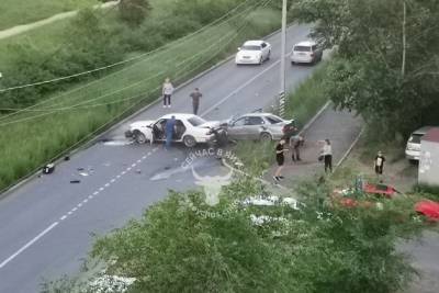 Два столкнувшихся автомобиля в Северном в Чите встали поперёк дороги