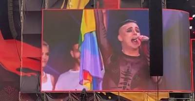 Украинский певец Melovin совершил каминг-аут и поцеловался с мужчиной прямо на сцене