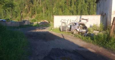 Мужчина врезался в бетонный забор под Иркутском, погибли двое