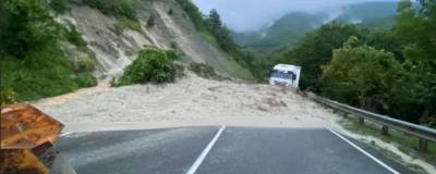 На Кубани после потопа восстановили движение по трассе в сторону Джубги