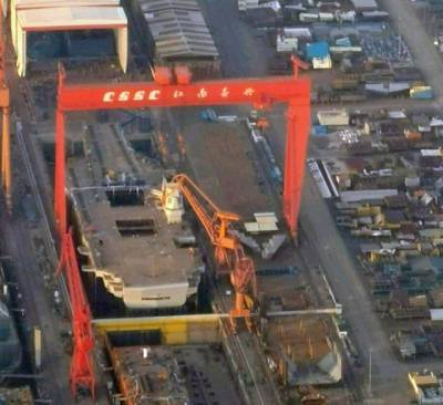 Китайцы установили надстройку на палубу первого в своей истории «суперавианосца»