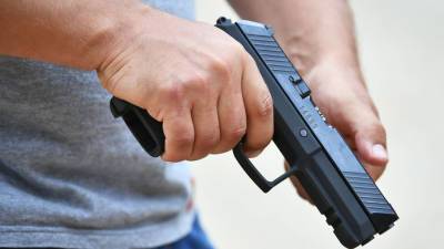 В США пистолет полицейского самостоятельно подстрелил задержанного