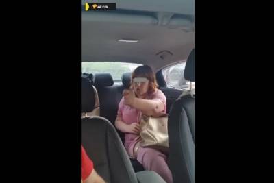 Нетрезвая пассажирка отказалась платить за поездку слабослышащему таксисту в Новосибирске